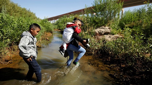 Migranti z Guatemaly nelegln pekrauj hranice z Mexika do USA. (6. ervna 2019)