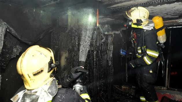 Pi nonm poru bytu v Praze museli hasii evakuovat z domu 26 lid, tyi z nich oetili zchrani.