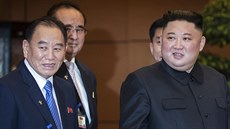 Kim Jong-chol (vlevo) a severokorejský vdce Kim ong-un na snímku z bezna...
