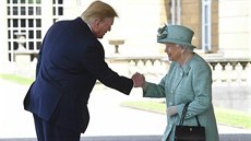 Americký prezident Donald Trump místo tradičního uklonění, podal královně...