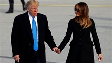 Americký prezident Donald Trump a jeho manelka Melania pi cest na hbitov...