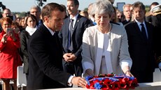 Britská premiérka Theresa Mayová a francouzský prezident Emanuel Macron...