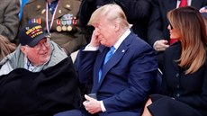 Donald Trump v diskuzi s jedním z válených veterán, kteí se zúastnili...