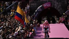 PEKVAPENÍ. Senzaním vítzem 102. roníku Giro d'Italia se stal Ekvádorec...