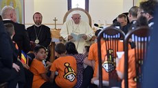 Pape Frantiek se v Rumunsku seel s romskou komunitou. (2. ervna 2019)