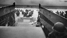 Američtí vojáci dobývají pláž Omaha