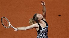 Kateina Siniaková si nadhazuje míek na podání ve tetím kole Roland Garros.