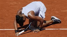 Japonka Naomi Ósakaová ve tetím kole Roland Garros upadla na zem po...
