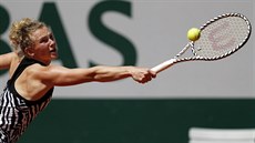 Kateina Siniaková se natahuje po míi ve tetím kole Roland Garros.