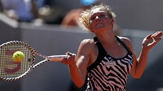Kateina Siniaková hraje forhend ve tetím kole Roland Garros.