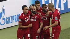 Fotbalisté Liverpoolu se radují z branky Mohameda Salaha (druhý zleva) do sít...