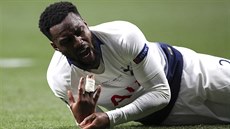 Tottenhamský krajní bek Danny Rose se svíjí na trávníku.