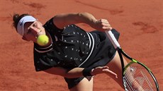 eská tenistka Markéta Vondrouová podává bhem zápasu proti Lotyce Anastasiji...