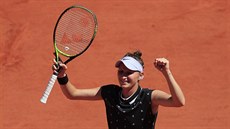 Markéta Vondrouová se raduje po výhe nad Lotykou Anastasijí Sevastovovou.