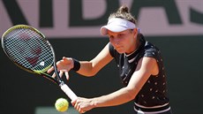 Markéta Vondrouová odehrává balon bhem zápasu proti Lotyce Anastasiji...