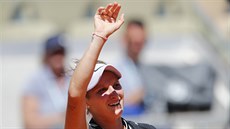 Markéta Vondrouová slaví postup do tvrtfinále Roland Garros.