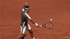 výcar Roger Federer odehrává balon bhem zápasu proti Argentinci Leonardu...