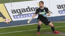 Karvinský branká Martin Pastornický inkasuje gól v baráovém utkání s Jihlavou.