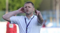 Trenér jihlavských fotbalist� Radim Ku�era udílí pokyny v bará�ovém utkání s...