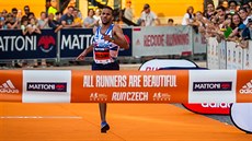 Ital Yassine Rachik dobíhá do cíle plmaratonu v eských Budjovicích.