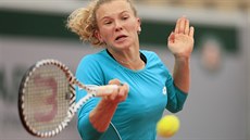 Kateina Siniaková se soustedí na forhend v osmifinále Roland Garros.