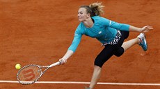 Kateina Siniaková se natahuje po míi v osmifinále Roland Garros.