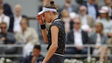 Markéta Vondroušová smutní po zkaženém úderu ve finále Roland Garros.