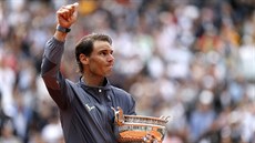 panl Rafael Nadal se raduje z dvanáctého titulu na Roland Garros.