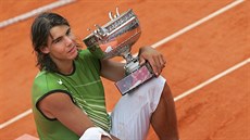 Španěl Rafael Nadal s pohárem Mušketýru, který poprvé vybojoval na Roland...