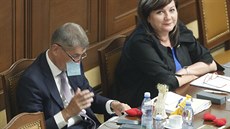 Premiér Andrej Babi a ministryn financí Alena Schillerová ve Snmovn....