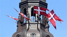 Budovu dánského parlamentu bhem voleb ozdobily státní vlajky. (5. ervna 2019)
