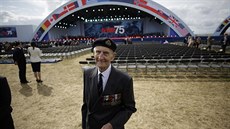 Britský válený veterán Jim Booth ped zaátkem oslav 75. výroí vylodní...