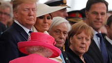 Britská královna Al�b�ta II. p�ichází tribunu p�i zahájení oslav 75. výro�í...