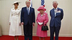 Americký prezident Donald Trump se svou �enou Melanií a britská královna s...
