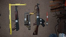 Skupina osmi mu z Jablonecka, Frýdlantska a Pardubicka ukrývala zbran. Jednalo se o desítky samopal, revolver a tisíce náboj.