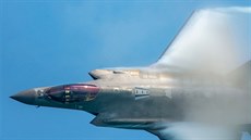 Pilot pedvádí americkou stíhaku F-35A Lightning II na pehlídce v Miami.