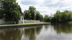 Tak by vypadal p�ístup k �ece u biskupské zahrady bez zábradlí.