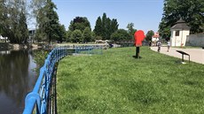 Na mnoha místech v �eských Bud�jovicích je p�ístup k �ece omezen zábradlím....