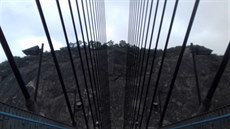 Na Mariánském mostě jsou zdeformovaná lana