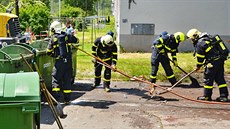 Zásah hasičů v ostravské části Hrušov, kde při likvidaci požáru kontejnerů...