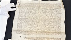 Notářský dokument z roku 1406 (na snímku z 30. května 2019), který řeší...