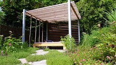 Pergola by mla ladit s domem, jeho architekturou i stylem, k modernm domm...