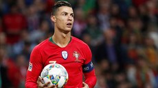 Portugalský úto�ník Cristiano Ronaldo se p�ipravuje, �e bude zahrávat penaltu,...
