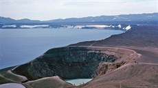 Fotografie zachycuje jezero Öskjuvatn (v pozadí), které dnes vyplňuje převážnou...
