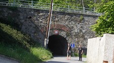 Pod starým Brnnským mostem vede i tunel s chodníkem a cyklostezkou.