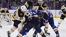 David Krejí z Bostonu zápolí puk, proti nmu Ryan O'Reilly ze St. Louis.