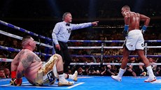 Andy Ruiz se ocitl na zemi v souboji s Anthonym Joshuou v souboji o tituly...