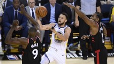 Stephen Curry z Golden State se prosazuje proti obran Toronta.