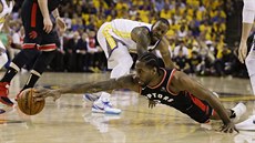 Kawhi Leonard z Toronta se natahuje po míi ve finále NBA proti Golden State.