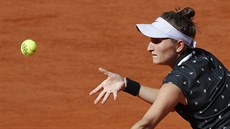 Markéta Vondroušová zkouší kraťas ve finále Roland Garros.